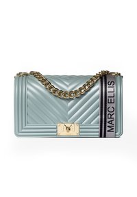 Borsa in ecopelle verde menta trapuntata con tracolla in catena dorata, forma rettangolare, accessori in oro e nastro brandizzato bianco e nero.