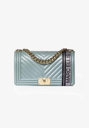 Borsa in ecopelle verde menta trapuntata con tracolla in catena dorata, forma rettangolare, accessori in oro e nastro brandizzato bianco e nero.