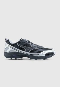 Sneaker atletica nera e argento con tomaia in mesh, chiusura con lacci, logo del marchio sul lato e suola in gomma spessa per correre o camminare.