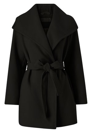 Schwarzer Wickelmantel mit breitem Kragen, langen Ärmeln und einem Gürtel, der in der Taille gebunden ist. Aus einem strukturierten, opaken Stoff gefertigt. Keine sichtbaren Verschlüsse.