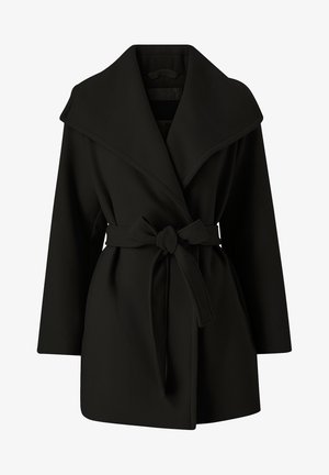 Schwarzer Wickelmantel mit breitem Kragen, langen Ärmeln und einem Gürtel, der in der Taille gebunden ist. Aus einem strukturierten, opaken Stoff gefertigt. Keine sichtbaren Verschlüsse.
