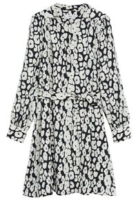 Vestido largo de manga larga con estampado de leopardo en blanco y negro, con escote plisado y cintura ceñida con cinturón.