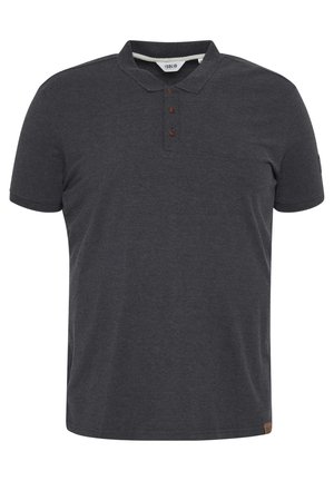 Cămașă polo gri închis dintr-un material moale, cu un guler cu trei nasturi și o mică etichetă maro la tiv. Design clasic, cu mâneci scurte.