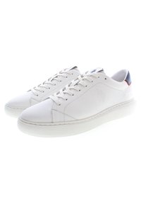 Sneaker bianche in pelle con texture liscia, dotate di un design con lacci, punta rotonda e un accento blu a contrasto sul tallone.