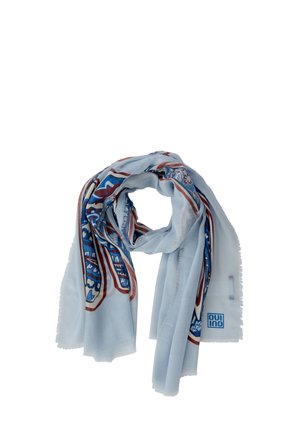 Hellblauer Schal mit roten und blauen, filigranen Mustern, weichem Stoff und fransigen Rändern, locker gefaltet mit sichtbarem Markenlogo.