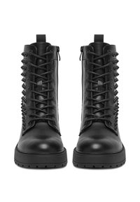 Czarne skórzane botki do kostki z zapięciem na sznurówki z przodu, suwakiem z boku i metalowymi ćwiekami wzdłuż zewnętrznej strony. Masywna czarna gumowa podeszwa.