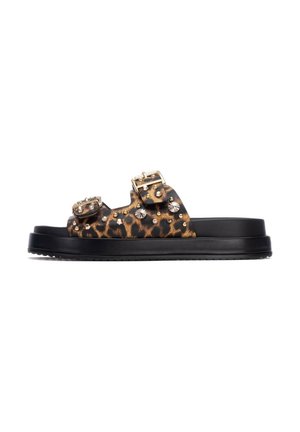 Sandalias tipo slides con estampado de leopardo, dos hebillas doradas ajustables, tachuelas plateadas, suela de goma negra y parte superior texturizada.