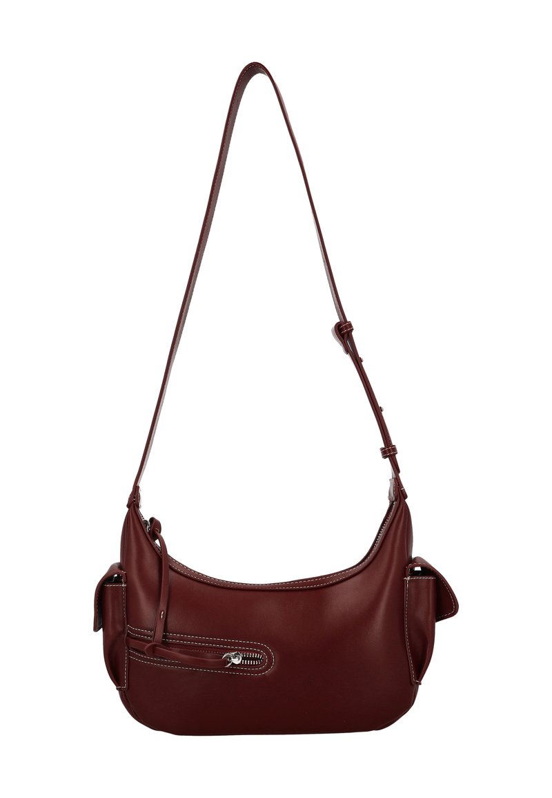 Bordowa skórzana torebka na ramię o zaokrąglonym kształcie, z długim regulowanym paskiem i kieszenią na zamek z kontrastującym przeszyciem.