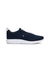 Chaussures de sport tricotées de couleur marine avec une semelle en caoutchouc blanche, présentant un design texturé, un devant lacé et un petit logo sur le côté.