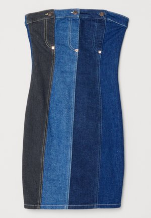 Denimmekko, jossa on istuva malli, sisältäen vaihtelevaa sinisen sävyä, tummista, keski- ja vaaleista denimpaneeleista. Sisältää napituksessa olevia yksityiskohtia.