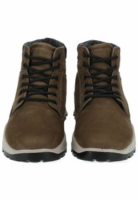 Botas de cuero marrón con un forro interior suave, que presentan cordones negros, una punta redondeada y una suela de goma negra resistente y texturizada.