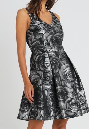 Černé a stříbrné šaty bez rukávů s květinovým vzorem růží, přiléhavým živůtkem, rozšířenou sukní a texturovanou látkou.