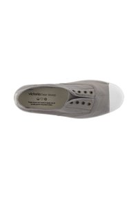 Zapato deslizante de lona gris con una puntera de goma blanca, seis ojales para cordones y logo impreso en la plantilla. Fabricado con algodón reciclado.