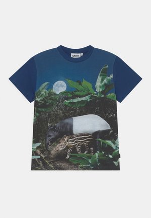 Marineblaues T-Shirt mit einer Waldszene: Vollmond, große blättrige Pflanzen und ein Tapir mit einem gestreiften Tapir-Baby, die auf einem Waldboden gehen.