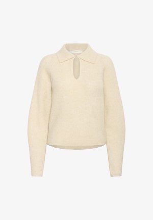 Kreemivärvi kudumiga sviiter pikkade varrukatega, laia kraega ja väikese võtmeaugu lõikega kaela all.