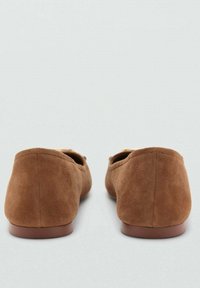 Bruine suède platte schoenen met een ronde neus en een laag profiel, met een zachte textuur en een stevige rubberen zool.