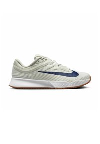 Light gray athletic shoe with a textured mesh upper, navy blue accent, white midsole, and a gum rubber outsole.