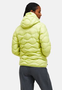 Puffet jakke med hætte i lys grøn med et quiltet design. Har en tekstureret finish og elastiske manchetter for en tætsiddende pasform.