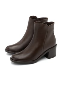 Bocanci scurți din piele maro, cu vârf rotund și toc low block. Designul prezintă o textură netedă și detalii de cusătură minime.