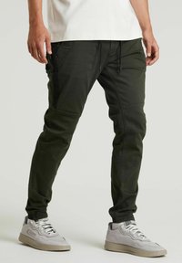 CHASIN' Tygbyxor - dark green