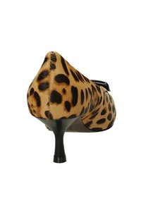 Scarpa con tacco alto in stampa leopardata, punta affusolata, tomaia in morbido tessuto e stiletto nero sottile. Contrasto tra macchie marroni e nere.