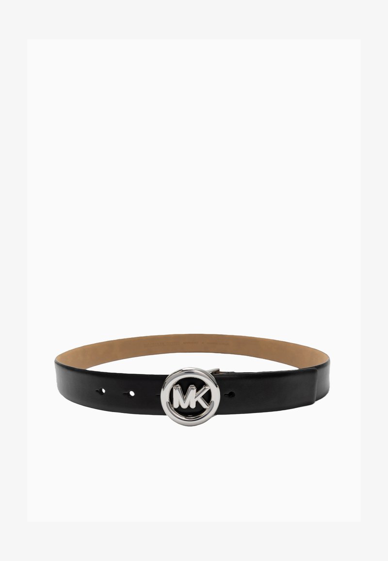 Ceinture en cuir noir avec une boucle ronde en argent ornée du logo MK, présentée sur un fond blanc.