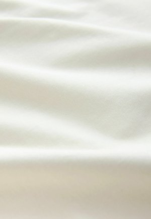 Kremowa tkanina o gładkiej fakturze, z subtelnymi ukośnymi wzorami plecionki i delikatnymi fałdami, świadczącymi o miękkości i układaniu się materiału.