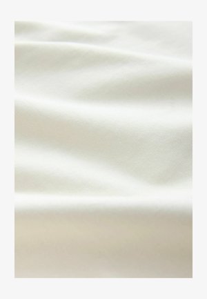 Kremowa tkanina o gładkiej fakturze, z subtelnymi ukośnymi wzorami plecionki i delikatnymi fałdami, świadczącymi o miękkości i układaniu się materiału.