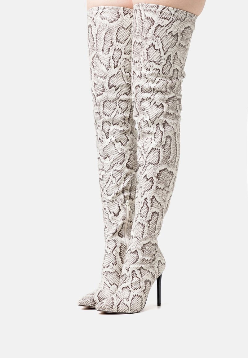 Botas ajustadas hasta la rodilla en piel sintética con textura de piel de serpiente, con punta afilada y tacón alto de aguja. Color: patrón blanco y gris.