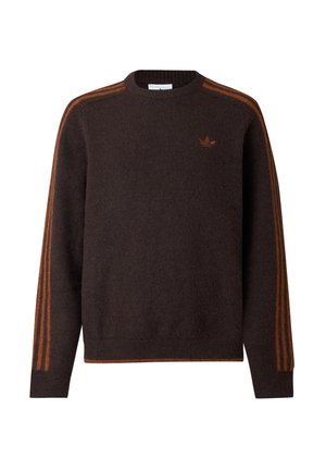 Pull marron foncé à col rond, avec trois bandes orange le long des manches et un petit logo sur la poitrine, sur fond blanc.