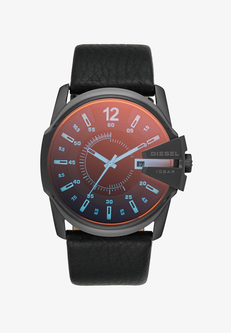 Montre avec bracelet en cuir noir, boîtier noir circulaire et cadran dégradé orange. Présente de grands marqueurs d'heure blancs et des accents bleus.