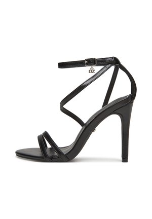Czarna sandałka na wysokim obcasie o błyszczącym wykończeniu, z cienkimi krzyżującymi się paskami, regulowanym paskiem wokół kostki oraz małym metalowym logo.