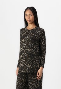 Langermet topp i myk stoff med svart og brun leopardmønster, rund hals og avslappet passform.