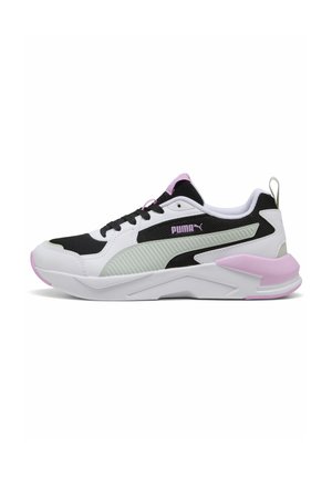 Baskets basses Puma avec mesh noir, panneaux blancs et gris clair, accents roses et semelle blanche épaisse.