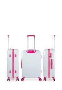 Maleta rígida en color blanco con detalles en rosa, que cuenta con un asa retráctil, ruedas giratorias y doble cremallera con mecanismo de bloqueo.