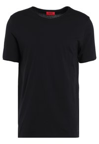 Camiseta negra de manga corta con cuello redondo. Fabricada en tejido suave y liso. Presenta una etiqueta de logo roja en el interior del cuello. Corte regular.