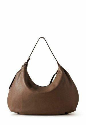 Sac à main hobo en cuir marron avec une seule lanière fine et des boucleries dorées de chaque côté, reposant sur un fond blanc.