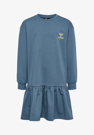 Blauwe langemouwen jurk van zacht materiaal, met een verzamelde ruchesrok en een klein gouden logo op de borst. Geribbelde manchetten en halslijn.