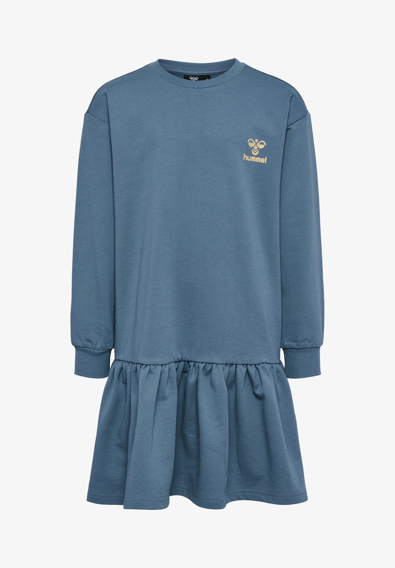 Robe longue à manches longues bleu en tissu doux, avec une jupe à volants froncés et un petit logo doré sur la poitrine. Poignets et encolure côtelés.