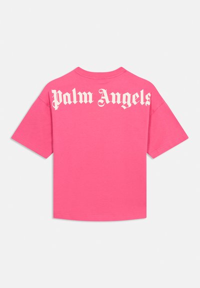 Kirkkaan vaaleanpunainen lyhythihainen T-paita, jossa valkoinen "Palm Angels" -teksti goottilaista fonttia yläselässä.