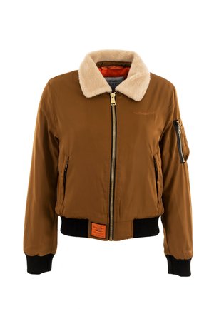 Chaqueta bomber marrón con cuello de piel sintética, cierre zip, bolsillos laterales, puños acanalados y una etiqueta texturizada naranja en el dobladillo inferior.