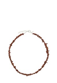 Koperkleurige chipketting met onregelmatig gevormde kralen op een dunne ketting, voorzien van een karabijnslot en een verstelbare lengte.