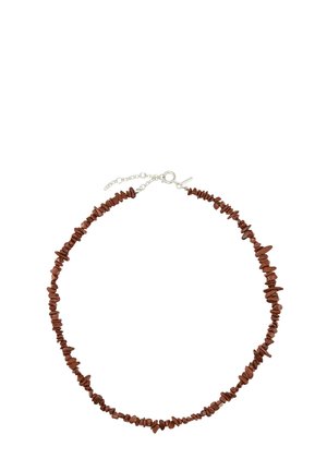 Collana con perline di colore rame che presenta perle di forma irregolare su una sottile catena con chiusura a moschettone e lunghezza regolabile.