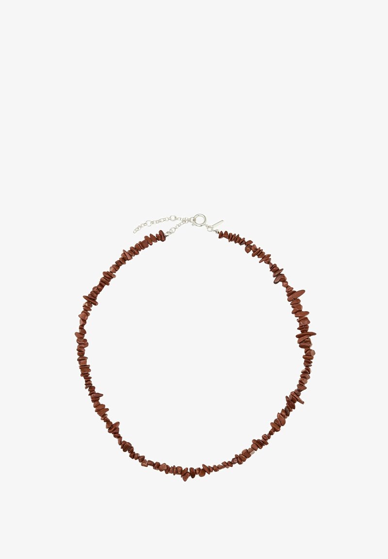 Collier en breloques couleur cuivre avec des perles de forme irrégulière sur une fine chaîne, doté d'un fermoir à pince de homard et d'une longueur ajustable.