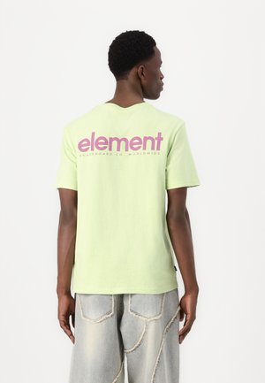 Světle zelené bavlněné tričko s velkým růžovým logem "element" na zadní straně. Model má na sobě vybledlé šedé volné džíny.