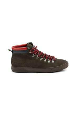 Zapatilla alta de ante marrón oscuro con cordones a rayas rojas y negras, cuello acolchado rojo y suela de goma negra, vista de lado.