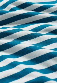 Tkanina bawełniana z naprzemiennymi turkusowymi i białymi falistymi paskami, tworząca miękki, teksturowany wygląd z płynnym układem.