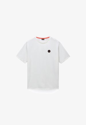 Hvit kortermet T-skjorte med rund hals, liten rund svart og rød logo på venstre bryst og oransje kant innvendig i halsen.