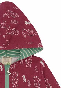 Kapuzensweatjacke aus burgunderroter Bio-Baumwolle mit weißen Seepferdchen-Mustern und grünem gestreiften Innenfutter.