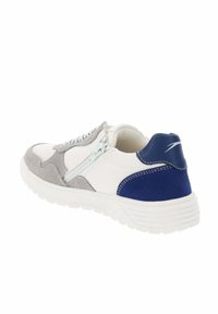 Baskets blanches avec des accents en suède gris, un talon bleu, une fermeture éclair et une semelle en caoutchouc texturée. Présente des détails cousus et un design respirant.